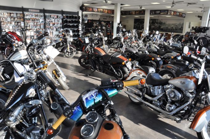 TÜRK AVUKAT’A IRKÇILIK YAPAN MÜDÜR TEPKİ ÜZERİNE İŞTEN ÇIKARTILDI