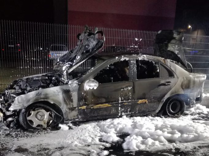 Bochum’da cami otoparkındaki araç kundaklandı