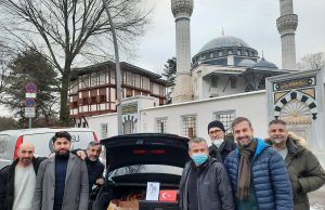 DİTİB gönüllüleri, Berlin sokaklarında yaşayanlara yemek dağıtıyor