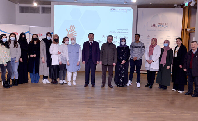 “Almanca İşaret Dili” öğrenen kursiyerlere belgeleri verildi