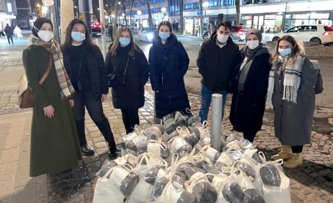 Gönüllü gençlerinden evsizlere kış yardım paketi