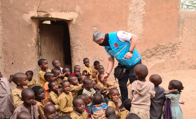 DİTİB gönüllüleri Afrika’da Ramazan yardım paketi dağıtmaya başladı