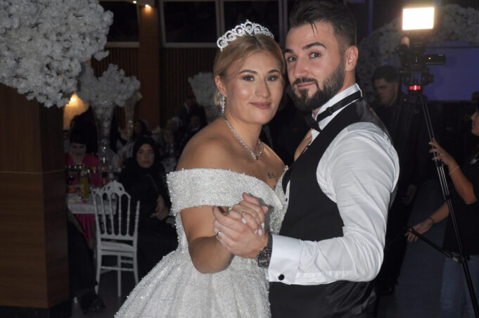 Burcu ve Sergen muhteşem düğünle dünya evine girdi