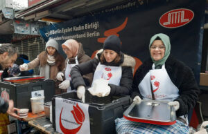 Berlin’de DİTİB kadın gönüllülerinden örnek davranış