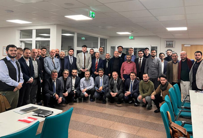 Umre’ye gideceklere “Eğitim Semineri” verildi