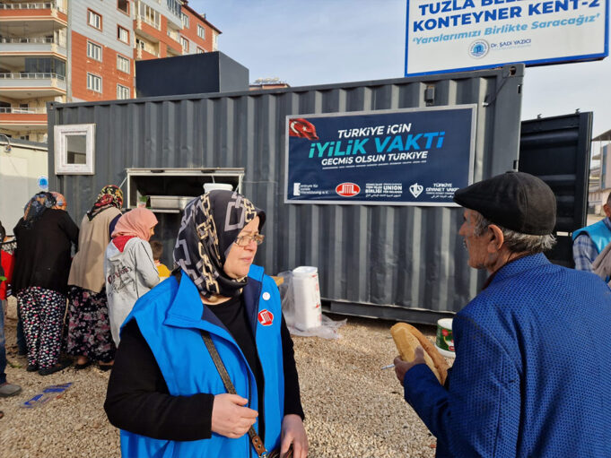 DİTİB gönüllüleri depremzedeleri yalnız bırakmıyor