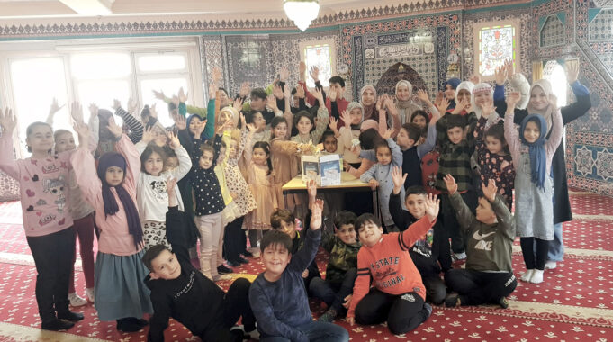 DİTİB’li minikler, harçlıklarını depremzede kardeşleri için bağışladı