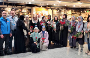 Düsseldorf Havalimanı’nda Umreciler güllerle karşıladı