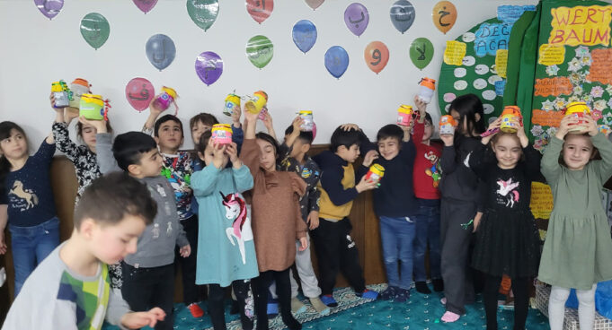 Minikler kumbaralarını depremzede kardeşleri için açtı