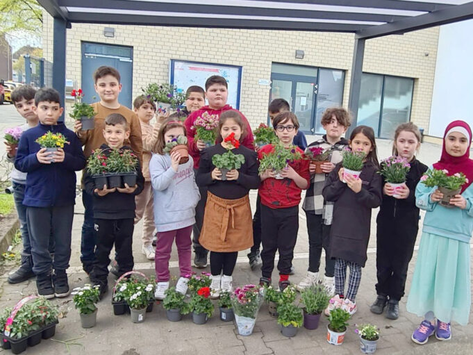 Minik öğrenciler çiçekleri toprakla buluşturdu