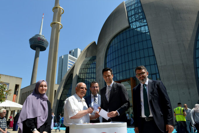 Köln Başkonsolosu Kaya kurban bağışını DİTİB’e verdi