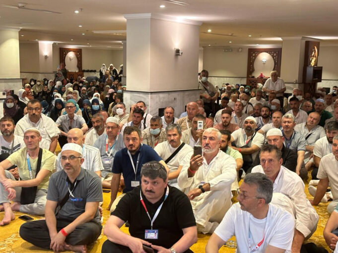 Almanya’dan kutsal topraklara giden hacı adaylarına irşat programı