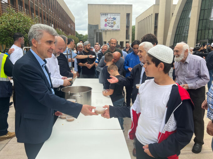 DİTİB’de Muharrem ayı münasebetiyle aşure dağıtıldı