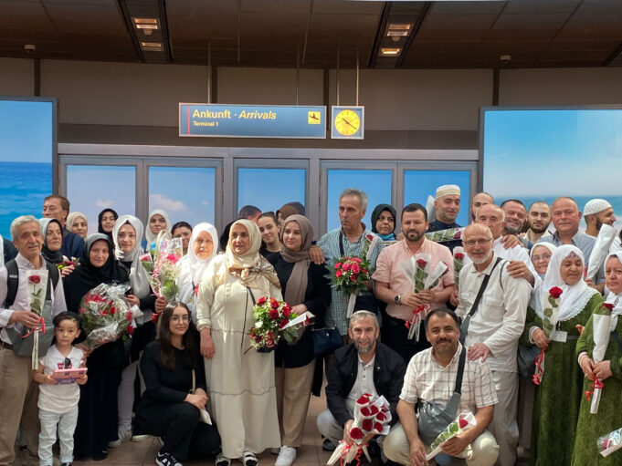 Almanya’nın ilk hac kafilesi güllerle karşılandı