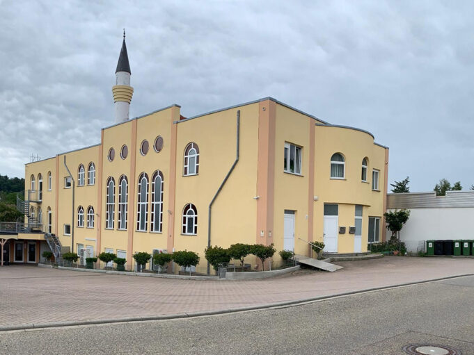 Maulbronn’da caminin önüne Kur’an-ı Kerim yakılarak atıldı