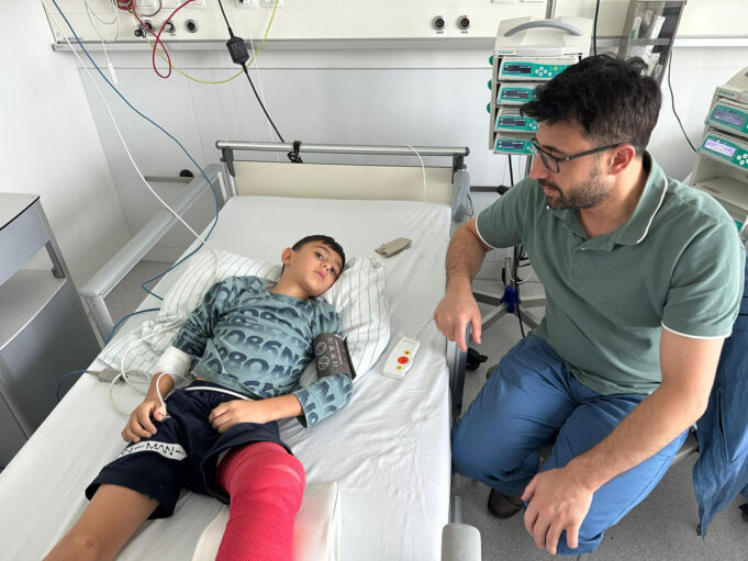 Bonn’da bir otomobil okula giden öğrenciye çarparak olay yerinden kaçtı