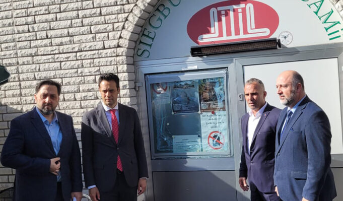 Köln Başkonsolosu Kaya saldırıya uğrayan camiyi ziyaret etti