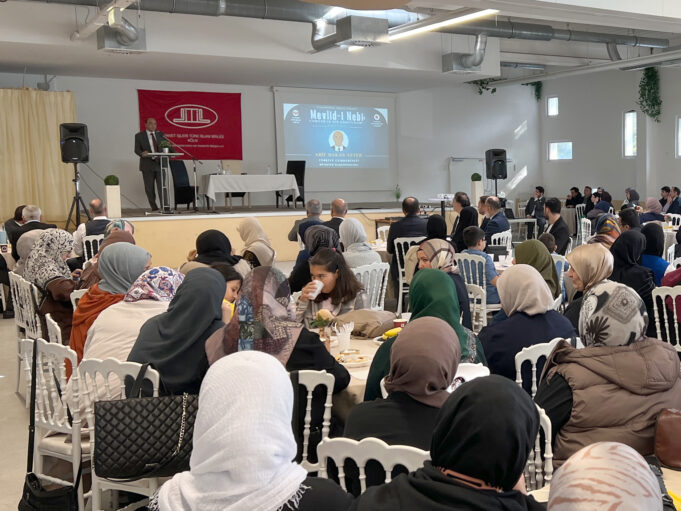 Gelsenkirchen’de Peygamber sevgisi salona sığmadı