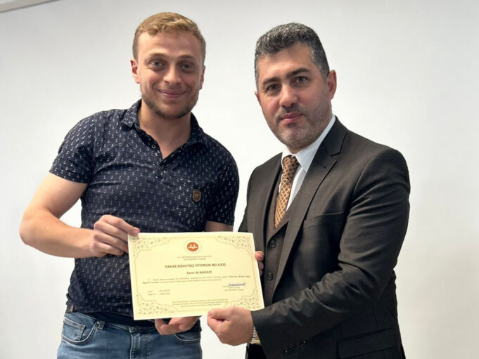 Münih’te fahri Kur’an kursu öğreticilerine yeterlilik belgesi verildi
