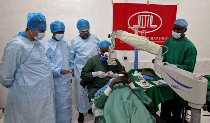 DİTİB, Afrika’da yapılan katarakt ameliyatlarıyla binlerce kişiye ulaştı