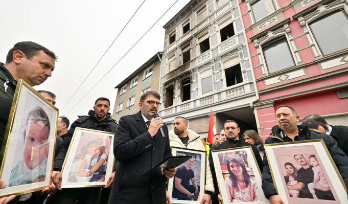 Solingen’de kundaklama sonucu çıkan yangında yaşamını yitirenler için anma töreni