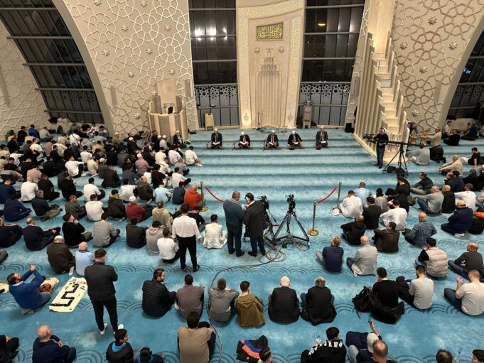 Köln DİTİB Merkez Camii’nde Kadir Gecesi dualarla idrak edildi
