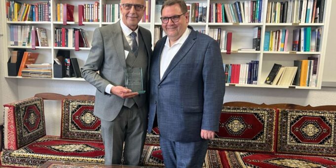 Krefeld belediyesinden cami kütüphanesine destek