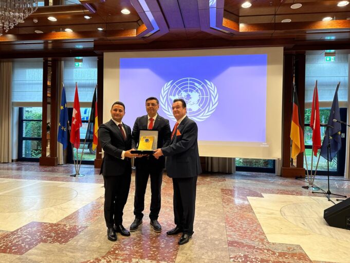 Almanya’da AK Parti İstanbul Milletvekili Bayram’a Barış Elçisi ödülü verildi