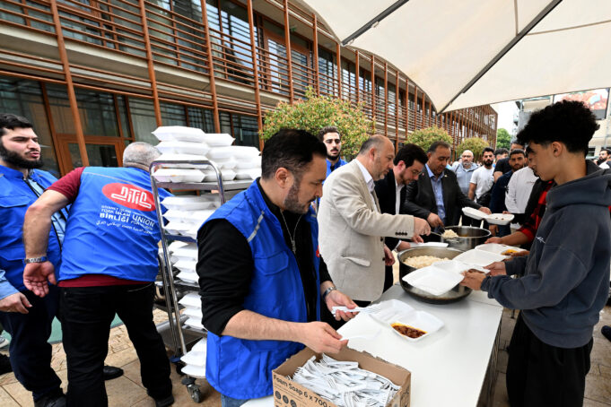 Köln’de DİTİB, cemaate kavurma ikramında bulundu