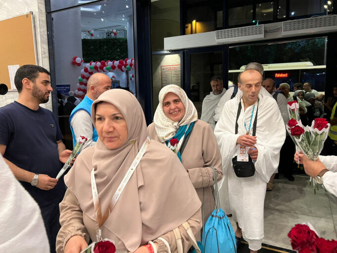 DİTİB, Mekke’de hacı adaylarını güller ve dualarla karşıladı