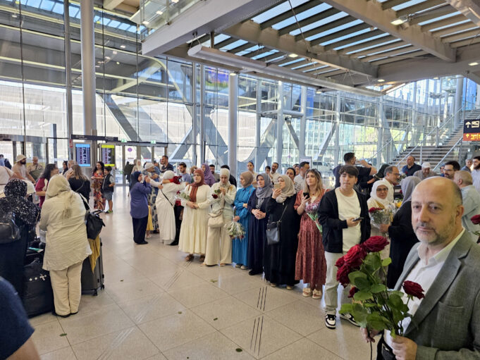 Hacılar Köln’e döndü: Havalimanında sevinçli karşılama yapıldı