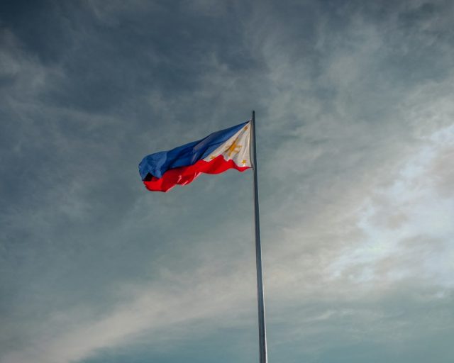 Avrupa Birliği ve Filipinler bayrakları