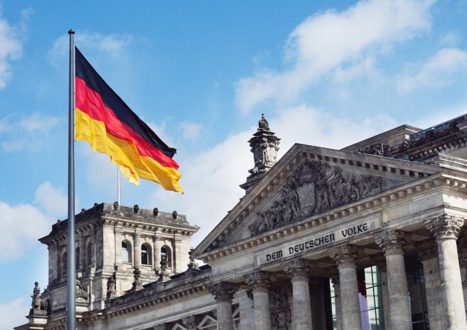 Merz hükümetinde alarm: Söder ve Kretschmer koalisyonun geleceği konusunda uyardı Berlin'deki Almanya Federal Meclisi Bundestag binası