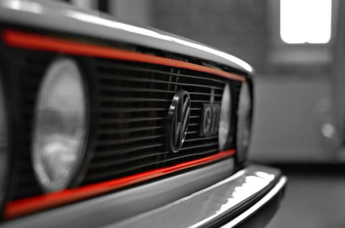 Volkswagen’de kriz büyüyor: Yeniden yapılanma hızlandırılacak Almanya otomotiv sektörünü temsil eden otomobil görseli