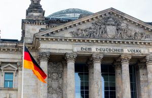 Almanya seçimlerinde tarihi sonuç: AfD kazandı, CDU barajı aşamadı Almanya seçimleri için Berlin Reichstag binasından temsili görsel