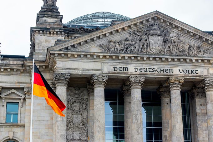 Almanya’da seçim gecesi: AfD önde, CDU ağır kayıpta Almanya seçimleri için Berlin Reichstag binasından temsili görsel