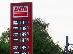 Almanya’da akaryakıtta vergi indirimi: Benzin ve motorinde litre başına 17 sentlik destek Almanya'da bir akaryakıt istasyonunda benzin ve motorin fiyatlarını gösteren tabela