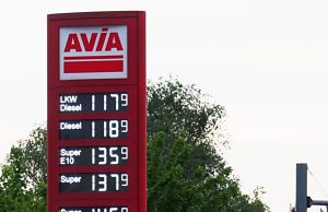 Almanya’da akaryakıtta vergi indirimi: Benzin ve motorinde litre başına 17 sentlik destek Almanya'da bir akaryakıt istasyonunda benzin ve motorin fiyatlarını gösteren tabela
