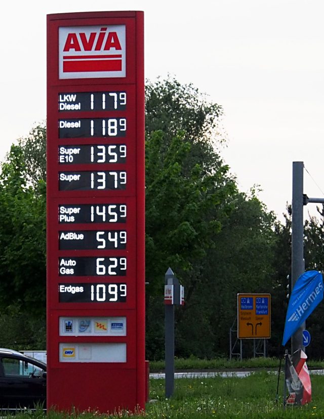 Almanya'da bir akaryakıt istasyonunda benzin ve motorin fiyatlarını gösteren tabela