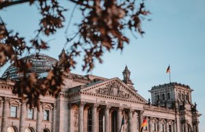 Almanya ve İngiltere siber saldırılara karşı yeni ortaklık başlatıyor Berlin'deki Reichstag binası ve Almanya Federal Meclisi
