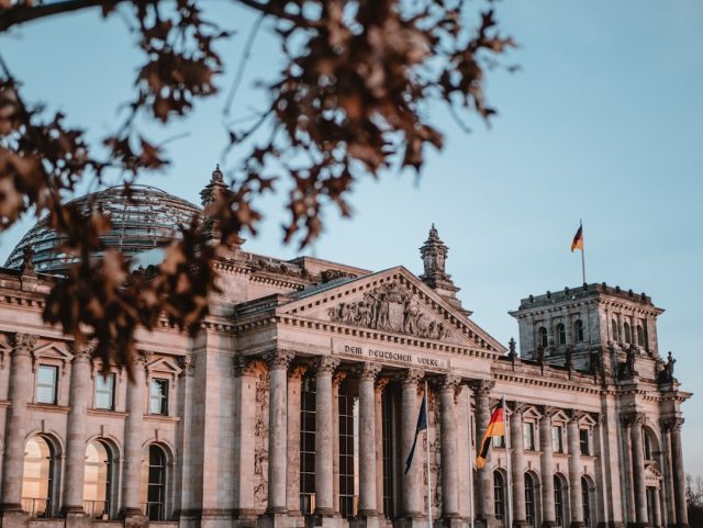 Berlin'deki Reichstag binası ve Almanya Federal Meclisi