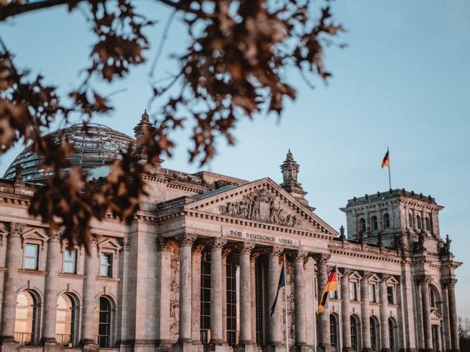 Merz’den seçim yenilgisi sonrası mesaj: Görevde kalacağını açıkladı Berlin'deki Reichstag binası ve Almanya Federal Meclisi
