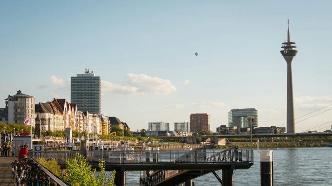 Düsseldorf’ta AfD ve aşırı sağa karşı binlerce kişi sokağa çıktı Düsseldorf şehir görünümü