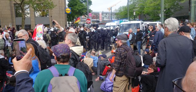 Düsseldorf’ta Anti-AfD gösterisi Düsseldorf’ta aşırı sağcı AfD’ye karşı düzenlenen gösteriden kalabalık bir görünüm