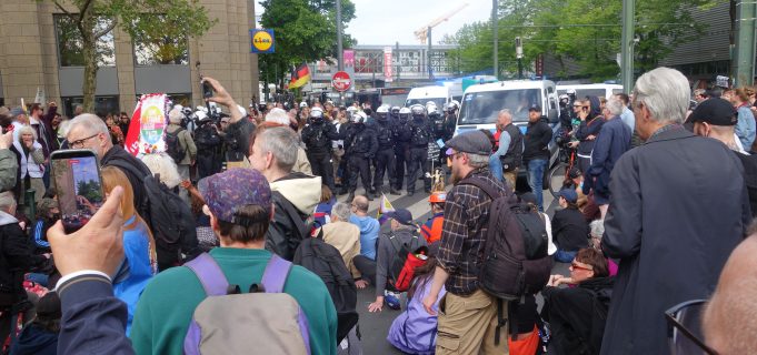 Almanya’da aşırı sağa karşı kitlesel protesto: On binlerce kişi sokağa çıktı Düsseldorf’ta aşırı sağcı AfD’ye karşı düzenlenen gösteriden kalabalık bir görünüm
