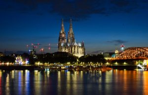 Köln’de Ren Nehri yeniden gemi trafiğine açıldı Köln Katedrali ve Ren Nehri