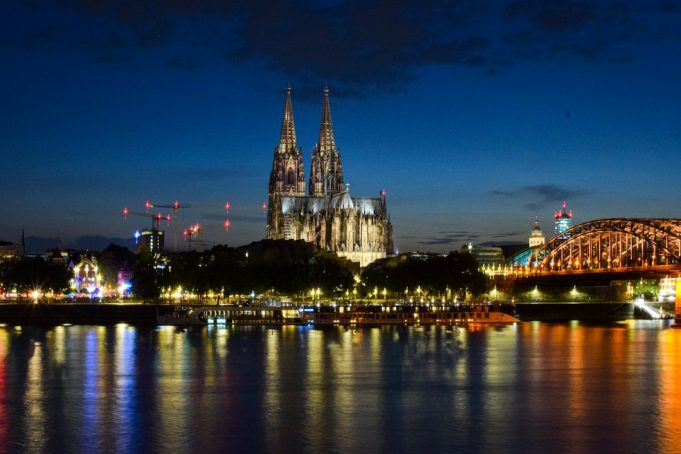 Köln’de Ren Nehri yeniden gemi trafiğine açıldı Köln Katedrali ve Ren Nehri