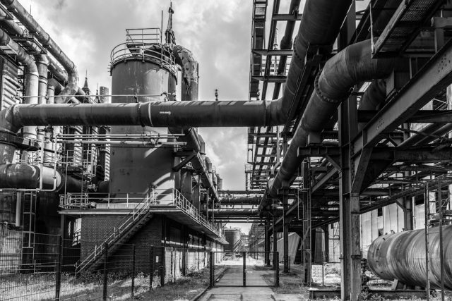 Enerji altyapısında doğal gaz boruları ve endüstriyel tesisler