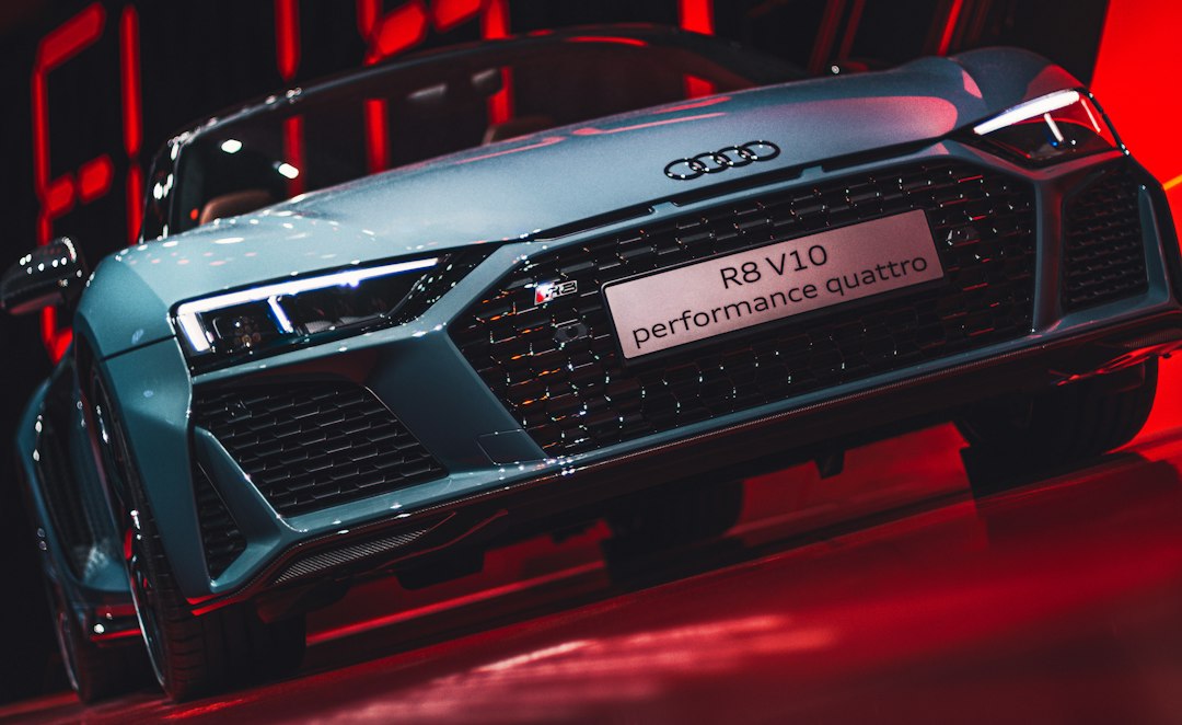 Audi marka otomobilin önden görünümü