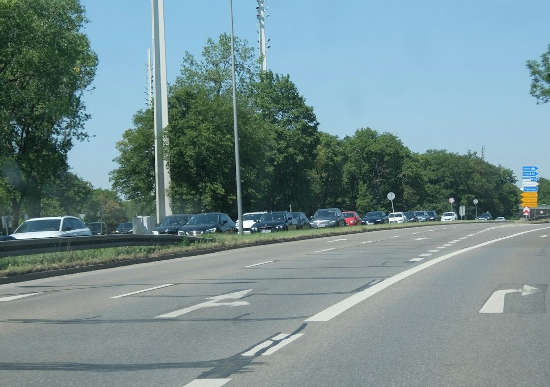 Cars on a multi-lane highway, illustrating expected return traffic in North Rhine-Westphalia